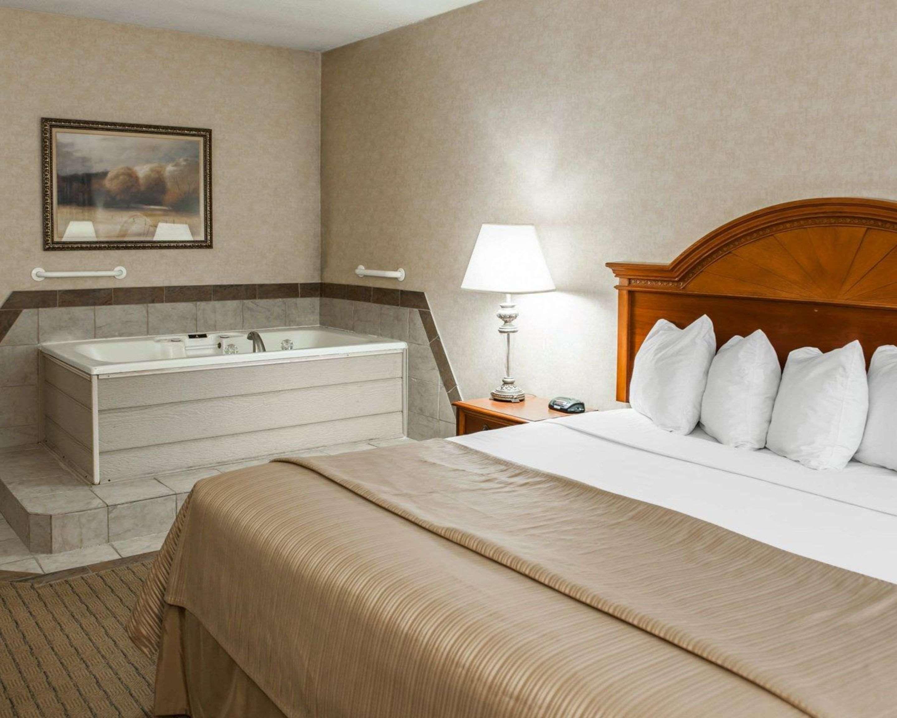 Quality Inn Castleton Eksteriør billede